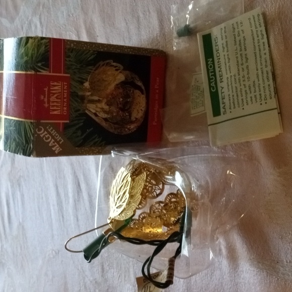 Vintage 1990 Hallmark Lighted  Ornament Partridges in a Pear NIB - Picture 3 of 12